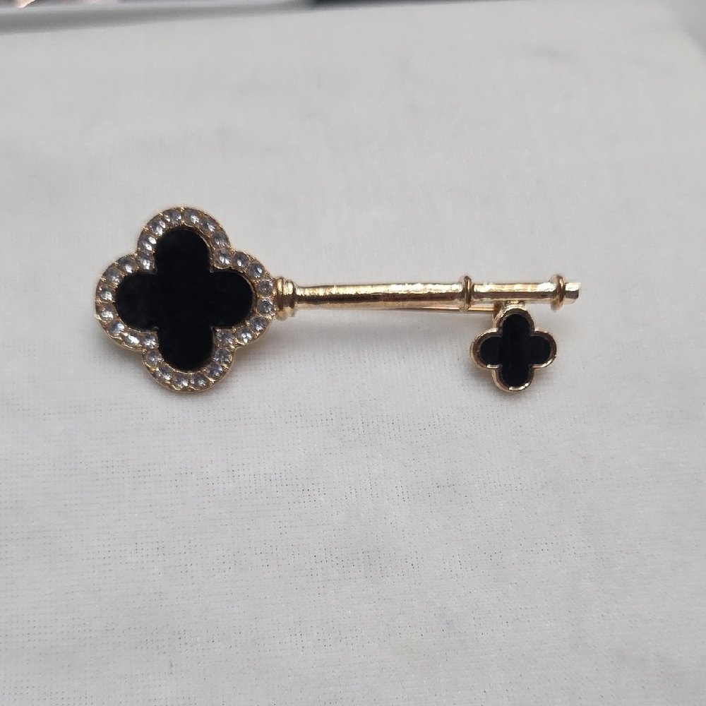 Women's Black Gold Clover Key Rhinestone Brooch Style Pin Elegant Unique NWOT